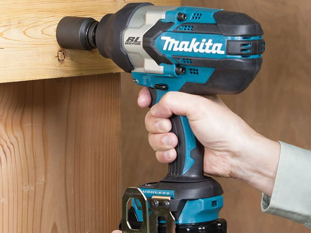 Máy siết bu lông Makita