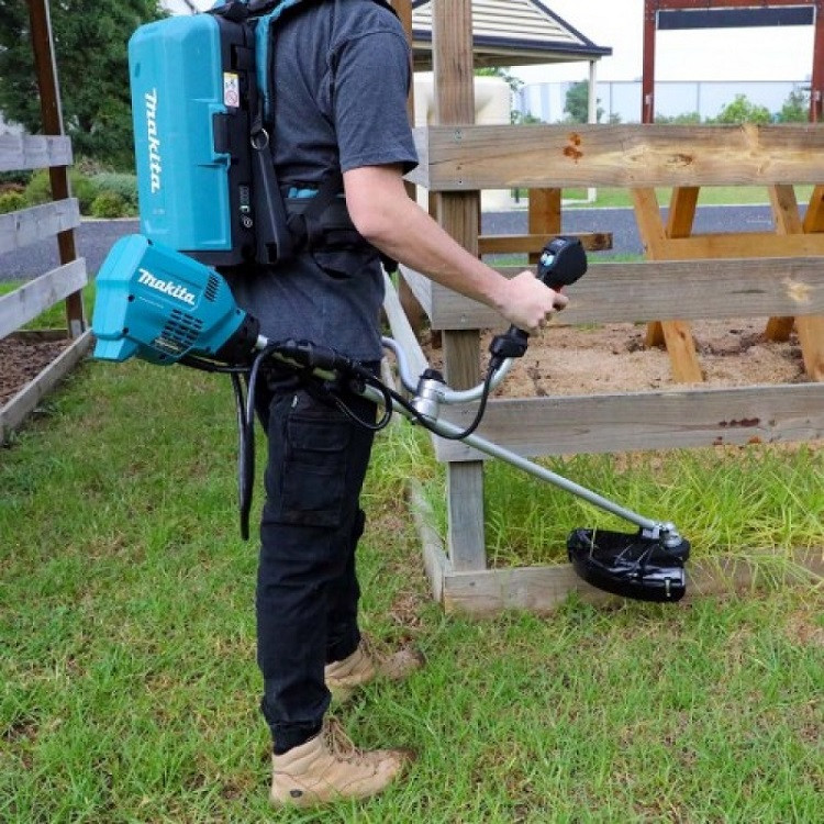 may-cat-co-dung-pin-makita-ur101cz-2.jpg