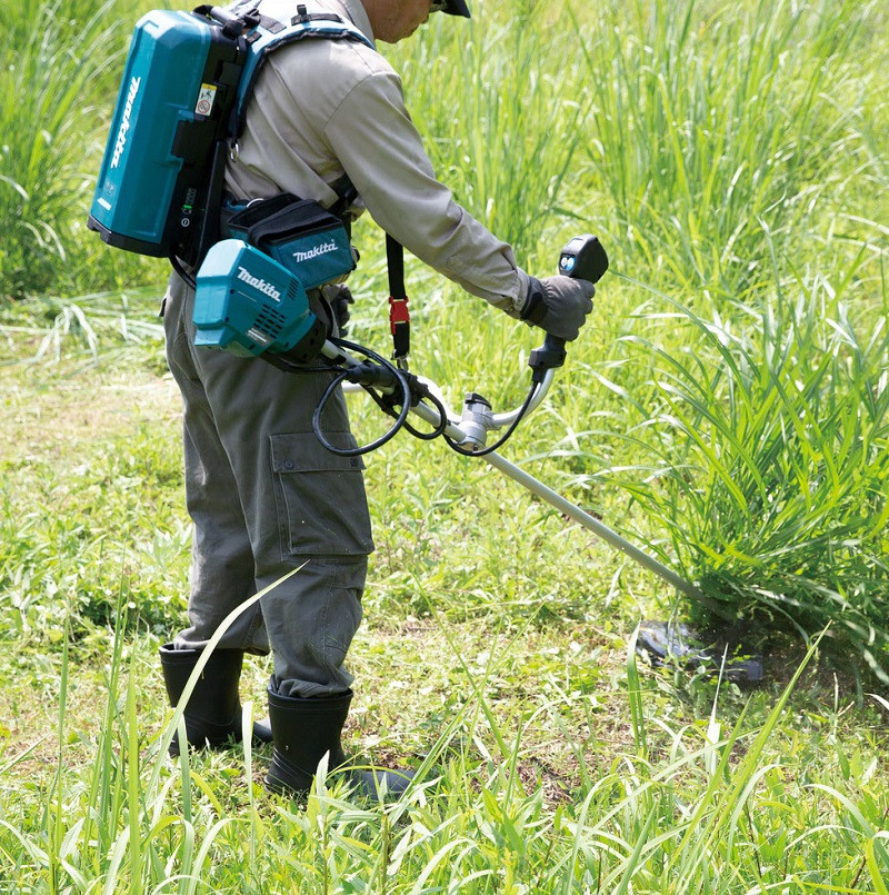 may-cat-co-dung-pin-makita-ur101cz-3.jpg
